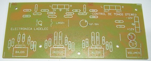 Impreso del pre con tonos stereo del amplificador de 400 W por canal, disponible en nuestra sala de ventas. Pulse para ver detalles.